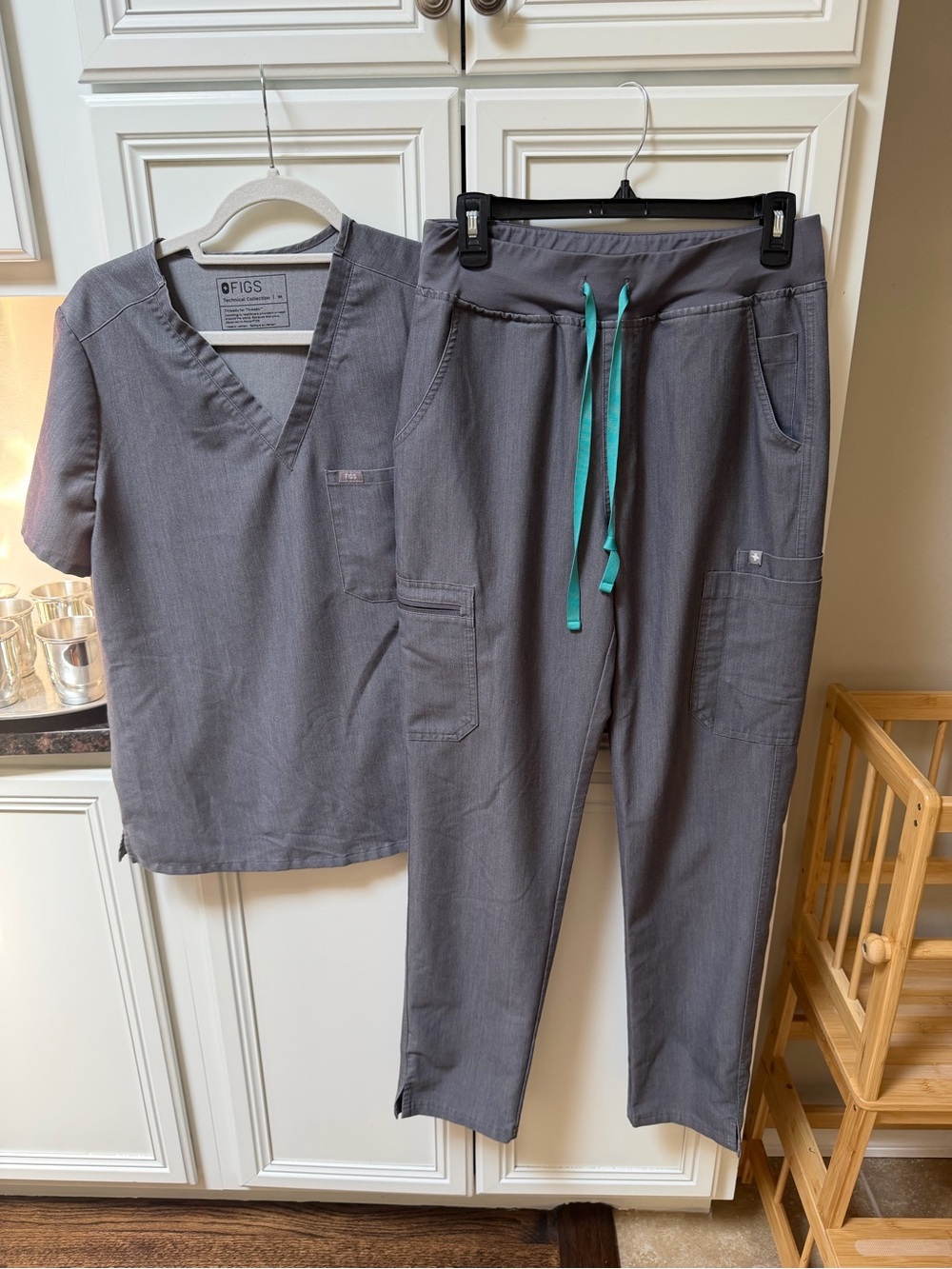 FIGS Women’s Graphite Scrub Set